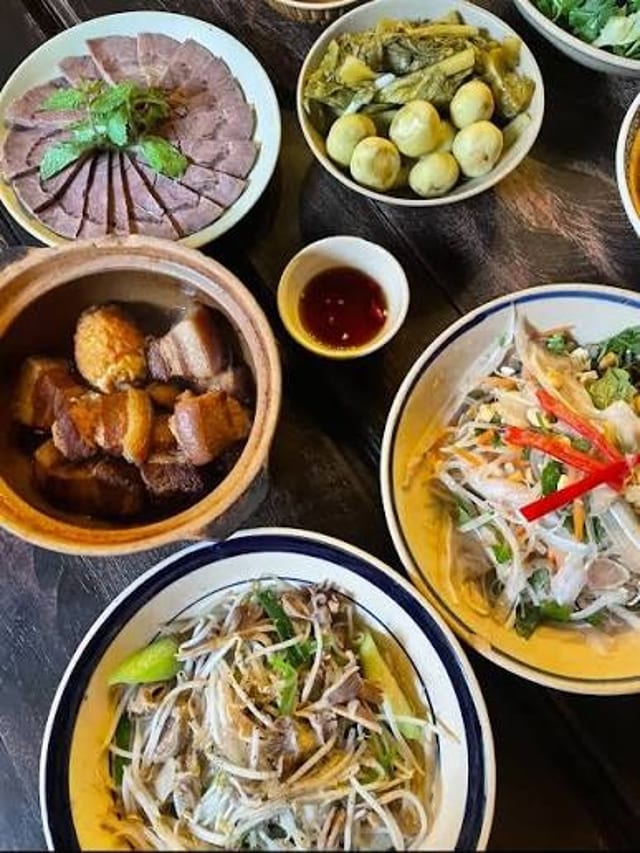 Com Tam Vi / Specialty 3 Meat Rice Dish.